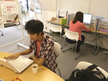 キャリぷらでゼミの研究課題をする学生と調べものをする社会人